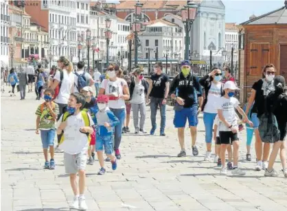  ?? Foto: Efe ?? Varios grupos de turistas visitan el pasado domingo la plaza de San Marcos, en Venecia.