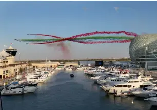  ?? Photo by Ryan Lim ?? Fursan Al Emarat, the UAE’s national aerobatics team, wowed the fans at the Yas Marina Circuit in the first of two breathtaki­ng displays scheduled for this weekend.—