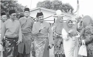  ?? — Gambar Bernama ?? TERUSKAN USAHA: Asyraf (tengah) diiringi oleh Sharifah (dua kanan) tiba di dewan untuk merasmikan Persidanga­n Perwakilan Pergerakan Wanita UMNO Bahagian Kluang di Dewan Kampung Melayu Kluang, semalam.