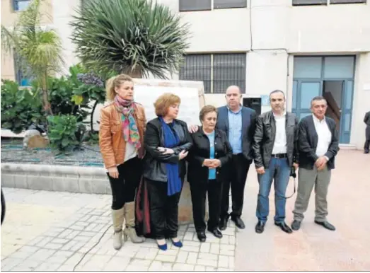  ?? JAVIER ALONSO ?? La familia de Juan Mañas en 2015 cuando se colocó una placa en recuerdo del joven asesinado en Pechina.