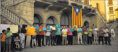  ?? Francisco Seco ?? The Associated Press Members of the local Muslim community gather with relatives of young men believed responsibl­e for the attacks in Barcelona and Cambrils to denounce terrorism and show their grief Sunday in Ripoll, north of Barcelona, Spain. Sheets...