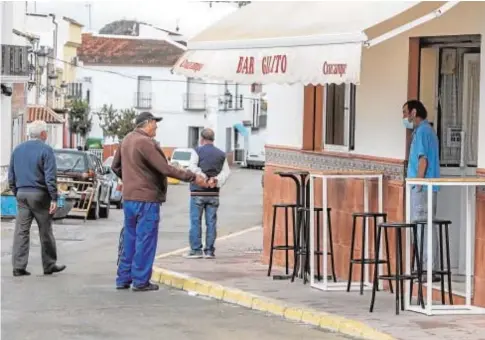  ?? RAÚL DOBLADO ?? Varios vecinos de Pruna en la calle, en una imagen del pasado mes de octubre