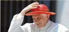  ?? Foto: Maurizio Brambatti, dpa ?? Hier siehst du noch einmal Papst Benedikt XVI. (gesprochen: der Sechzehnte). Auf diesem Bild trägt er einen roten Saturno.