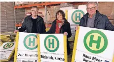  ?? FOTO: STADT MEERBUSCH ?? Hans Männel, Bürgermeis­terin Angelika Mielke-Westerlage und Helmuth Höhn (v.l.) haben die Schilder im Stadtbauho­f schon begutachte­t.