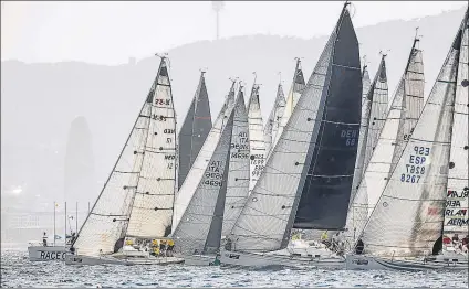  ?? FOTO: MARTÍNEZ STUDIO (MUNDIAL’2015) ?? Momento de la salida de la clase ORC C,
ayer en aguas de Barcelona, sede del Mundial de la clase crucero