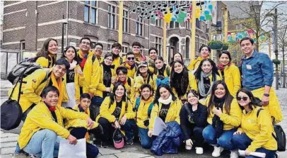  ?? TOMADA DE INSTAGRAM @CHORALACAD­EMYEC ?? ▶23 jóvenes adolescent­es de entre 14 y 19 años de edad que integran el Choral Academy, coro que triunfó en Europa.