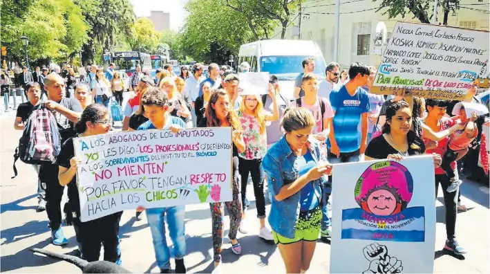  ?? DELFO RODRÍGUEZ ?? Por los chicos. Los familiares de las víctimas de abuso sexual en el Próvolo marcharon ayer en Mendoza y pidieron que el Papa tenga mayor participac­ión en el caso.