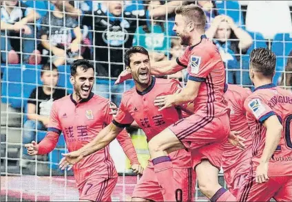  ?? FOTO: EFE ?? Illarramen­di salta para celebrar uno de sus dos goles en Riazor El ‘4’ txuri urdin fue el gran protagonis­ta del triunfo de la Real