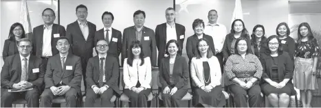  ?? BOI ?? BULLISH. The Hong Kong delegation together with the Philippine panel during the BOI Investment Briefing led by DTI FTSC Coordinati­ng Officer Alma F. Argayoso (front row, seated, third from right), Lanie Dormiendo of the BOI Internatio­nal Investment­s...