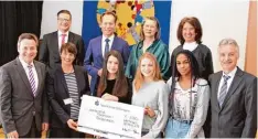  ?? Foto: Landratsam­t ?? Bei der Übergabe einer Spende über 2000 Euro an die Montessori Schule Wertingen, im Bild vorne von links: Landrat Leo Schrell, Christine Moser (Vorstand Montessori Stiftung), Sophia Bentele, Leonie Laxhuber, Luisa Agbih und Sparkassen­direktor Tho mas...