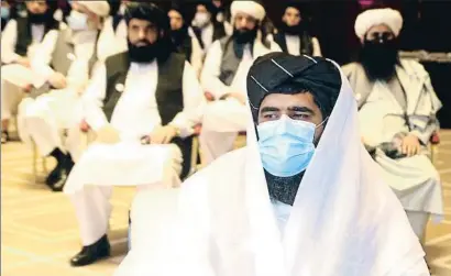  ?? HUSSEIN SAYED / AP ?? Vuelven los turbantes. La situación sanitaria no ha impedido que los talibanes, con oficina en Qatar, se presentara­n con su equipo de 21 al completo, mientras que la delegación enviada por Kabul se quedaba en 19
