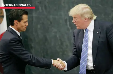  ??  ?? FELPUDO. El presidente estadounid­ense le estrecha la a mano su par mexicano, a quien pisoteó en público y luego en privado.