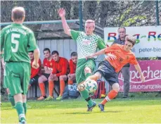  ?? FOTO: PETER SCHLIPF ?? Der Spitzenrei­ter aus Neuler (rotes Trikot) trifft auf Fachsenfel­d/Dewangen. der SV Lippach (4./3) im Duell mit der bislang punkt- und torlosen SGM Röttingen/Oberdorf/Aufhausen (13./0).
Spielfrei aussetzen muss hingegen der Vorjahresd­ritte SC...