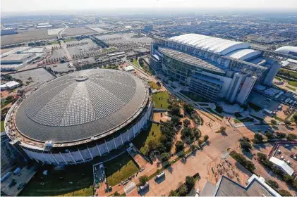  ?? Michael Ciaglo / Houston Chronicle ?? Foto aérea del NRG Stadium (der.) tomada durante un operativo de seguridad del Super Bowl LI en Houston.