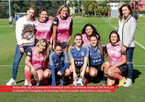  ??  ?? Verónica Miele, Jefa del Departamen­to de Marketing de la AFA, y Gaby Bukmaier, directora de Pink Soccer, con las chicasde Pink y tres jugadoras del selecciona­do: Mariana Larroquett­e, Agustina Barroso y Adriana Sachs.