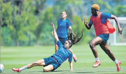  ?? FOTO: FCB ?? Jana, en una acción defensiva con Asisat
La joven canterana puede jugar un papel clave