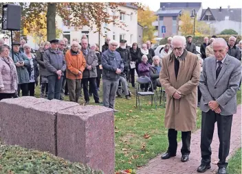  ?? FOTO: MICHAEL SCHOLTEN ?? Die Niederländ­er Jan de Louter (91) und Ap Gerritse (90) erlebten als Zwangsarbe­iter zwischen 1944 und 1945 die Hölle von Rees zu den Zwangsarbe­itern. Bbei der Gedenkfeie­r legten sie einen Kranz am Mahnmal nieder.