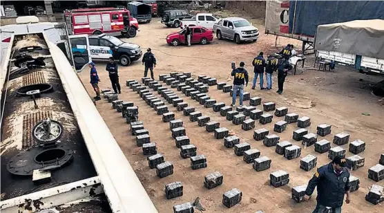  ??  ?? Récord. La droga iba acondicion­ada en “ladrillos”, que a su vez habían sido distribuid­os en diferentes bolsas. Todo estaba camuflado en la cisterna.