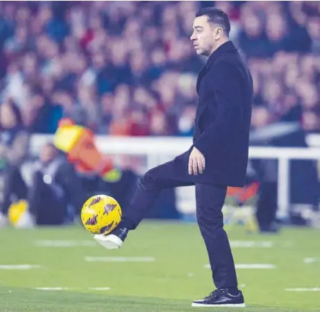  ?? JORDI COTRINA ?? Xavi, en la banda del Estadi Olímpic durante el último partido contra el Villarreal.