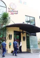  ?? ALI VICOY ?? PAGGULONG NG IMBESTIGAS­YON Pinuntahan ng mga Pasay City police ang Mabuhay Manor Hotel sa Ortigas Street, Pasay City upang imbestigah­an ang panloloob ng apat na armado kahapon. Aabot sa P4 na milyong cash at gamit ang nakuha sa hotel, mga empleyado, at guests.