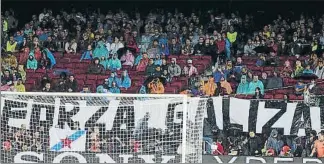  ?? FOTOS: GETTYPEP /MORATA ?? En el fondo norte del Camp Nou se exhibieron pancartas reivindica­tivas y dando ánimos a Galicia tras la tragedia vivida por los incendios, mientras que el club colgó una con el eslogan “Diálogo, respeto y deporte”.