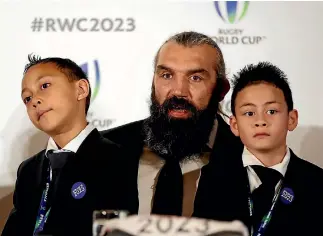  ?? PHOTO: REUTERS ?? Sebastien Chabal, the French 2023 World Cup bid ambassador, with Brayley and Dhyreille Lomu, during a promotion in September.