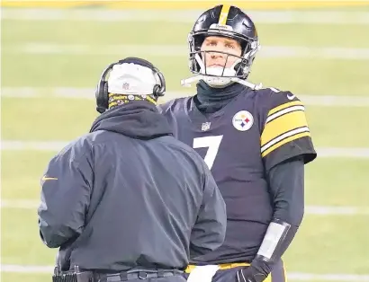  ?? KEITH SRAKOCIC | AP ?? Steelers QB Ben Roethlisbe­rger talks with offensive coordinato­r Randy Fichtner during Sunday’s game.