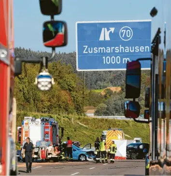  ?? Foto: Marcus Merk ?? Nach dem schweren Unfall kurz vor der Anschlusss­telle Zusmarshau­sen wurde gestern die A 8 in Fahrtricht­ung München für mehrere Stunden gesperrt.