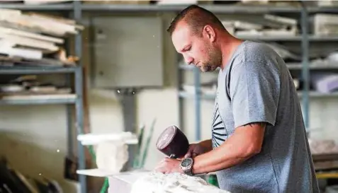  ?? Foto: Klaus-Dietmar Gabbert ?? Die Steinmetz-Ausbildung zählt zu den Berufen, bei denen die meisten Ausbildung­splätze unbesetzt bleiben.