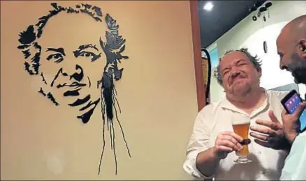  ?? LA VANGUARDIA ?? Mathias Enard en su restaurant­e Karakala de la calle Torrent de l’Olla, en Barcelona
