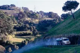  ?? RAFAEL PACHECO ?? La producción se sigue dando, pero también hay que llevarla a la ciudad. Este camión recolector de leche circulaba muy cerca del volcán Irazú, a las 6:42 a.m. del pasado 27 de marzo.