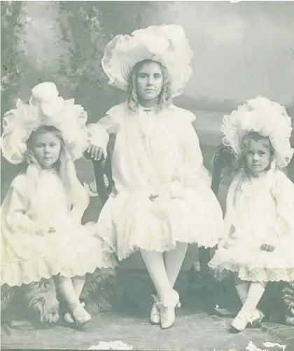  ?? Photo / Whanganui Regional Museum Collection ref: 2011.52 ?? Bridesmaid­s at the wedding of Charles Mackay and Isobel Duncan in 1904. Their white frilled bonnets are adorned with ostrich feathers.