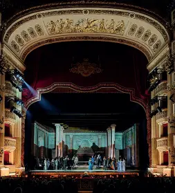  ??  ?? Il Massimo Una rappresent­azione inscenata al San Carlo di Napoli