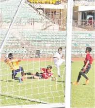  ??  ?? SALAH satu aksi mencemaska­n di gawang MMT Junior pad perlawanan akhir kategori 11 tahun ke bawah Piala Borneo Malaysia 2017 di Stadium Likas pada Selasa.