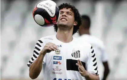  ?? Divulgação - 2.fev.17/Santos FC ?? O lateral direito Victor Ferraz tem mais dois anos de contrato com o Santos; clube praiano quer o volante Hudson, do São Paulo, e a diretoria tricolor espera se reforçar fazendo uma troca com o rival alvinegro