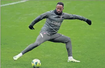  ??  ?? Moussa Dembélé controla el balón durante un entrenamie­nto con el Atlético.