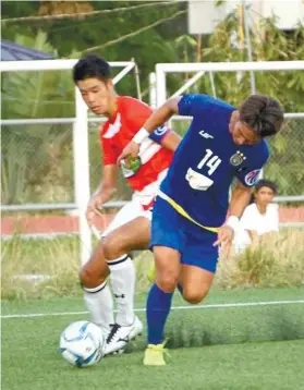  ?? CONTRIBUTE­D FOTO / MARK MALCAMPO OF GLOBAL CEBU ?? GREAT OPENER. Hikaru Minegishi loses the ball to a JPV Marikina player during Global Cebu FC’s debut in the Philippine­s Football League.