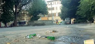  ??  ?? I rifiuti lasciati in piazza dopo una notte alcolica in Santo Spirito