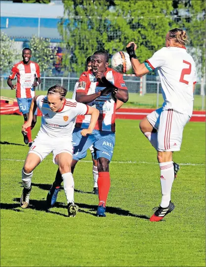  ?? FOTO: THOMAS SUNDSTRÖM ?? NÄRKAMP. BK och Okodugha Sunday fick nöja sig med 0–0 mot FC Jazz.