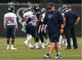  ?? Karen Warren / Staff phhotograp­her ?? Offensive line coach Mike Devlin oversaw the unit’s improvemen­t from 2018 to 2019, and now he’ll try to build on the luxury of having all five starters return.