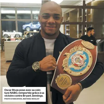  ?? PHOTO D’ARCHIVES, MATHIEU BOULAY ?? Oscar Rivas pose avec sa ceinture NABO, remportée grâce à sa victoire contre Bryant Jennings.