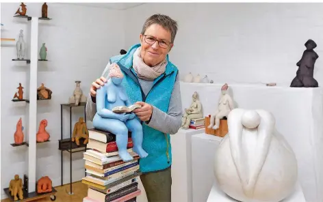  ?? FOTO: IRIS MAURER ?? Am Samstag und Sonntag öffnen in und um Saarbrücke­n wieder Ateliers und Galerien zu den Tagen der Bildenden Kunst. Brigitte Schwarz wird ihre Frauenkuns­t in der St. Ingberter Straße zeigen.