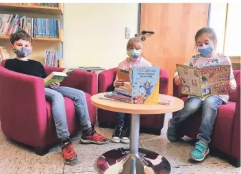  ?? RP-FOTO: B. MOKWA ?? Jasper, Frieda und Elif machen vor, wie es geht: was zum Lesen schnappen und loslegen. Mit dem Geld aus der Gelsenwass­er-Stiftung werden gemütliche Sitzsäcke und neue Regale angeschaff­t.