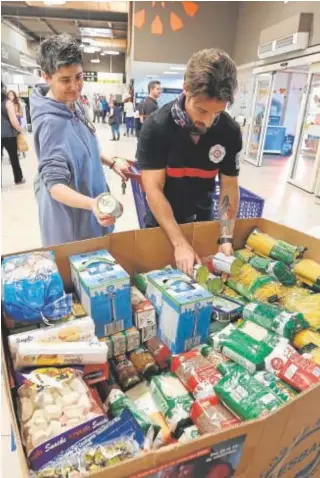  ?? // VALERIO MERINO ?? Clasificac­ion de alimentos durante la Gran Recogida