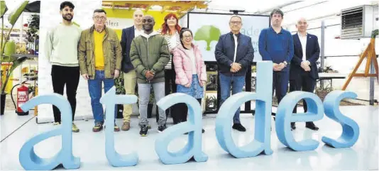  ?? Josema Molina ?? Los protagonis­tas, Patricia, Antonio y Pablo, junto a Arrizabala­ga y algunos colaborado­res de la campaña.