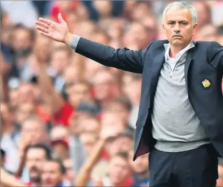  ??  ?? VUELVE A CASA. Mourinho regresa a Stamford Bridge, aunque en esta vez dirigiendo a uno de sus rivales, el Manchester Uni