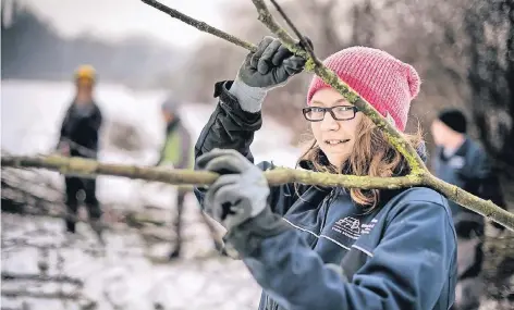  ?? RP-FOTO: RALPH MATZERATH ?? Lea Müller war eine der freiwillig­en Helfer in der Urdenbache­r Kämpe.