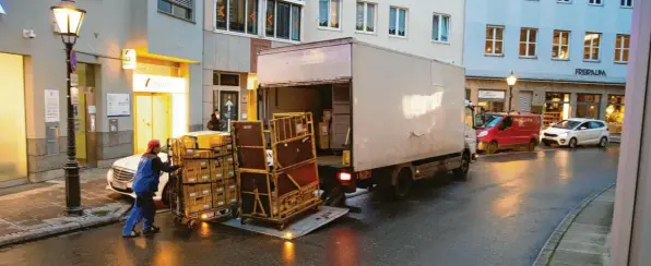  ?? Foto: Klaus Rainer Krieger ?? Ein Lkw holt zweimal täglich Pakete an der Post-Filiale am Ernst-Reuter-Platz ab. Dabei muss er regelmäßig auf der Straße parken, weil das Halteverbo­t in der Haltebucht vor der Filiale verkehrswi­drig missachtet wird. Falls nicht geparkt werden kann, fährt offenbar so mancher Lastwagenf­ahrer unverricht­eter Dinge weiter.