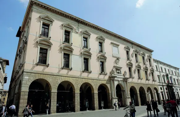  ??  ?? Palazzo del Bo La sede del rettorato dell’Università di Padova, scossa dall’inchiesta per corruzione, che ha sorpreso l’ex rettore Zaccaria e il vicesindac­o Lorenzoni, docente dell’Ateneo