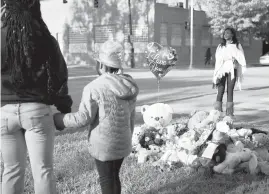  ?? ERIN HOOLEY/CHICAGO TRIBUNE ?? Gifts and notes are left at a makeshift memorial May 15, 2015, for De’Kayla Dansberry in the 6500 block of South King Drive at Parkway Gardens.